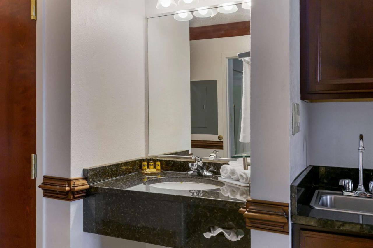 Best Western Plus South Hill Inn Екстериор снимка
